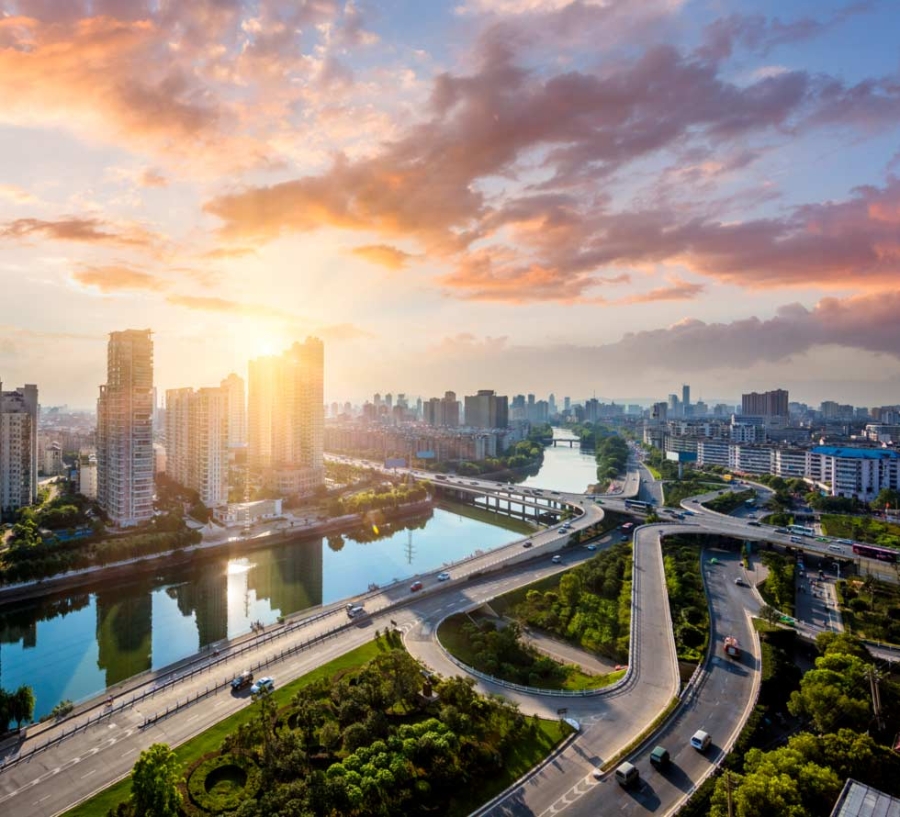 Вид сверху, закат солнца, магистраль в Шанхае (Китай), интеллектуальное управление городским трафиком.