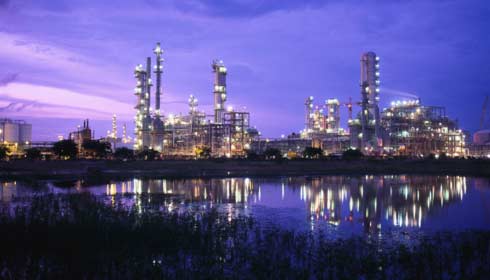 Нефтеперерабатывающий завод в ночное время, нефть и газ.