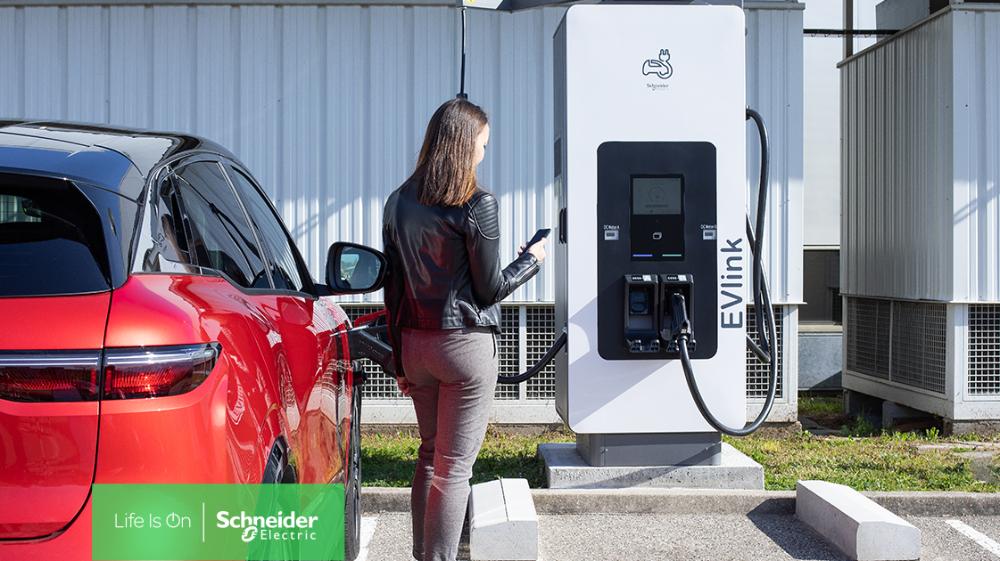 'Schneider Electric' Baltijā sāk piedāvāt īpaši ātrās lieljaudas elektroauto uzlādes stacijas