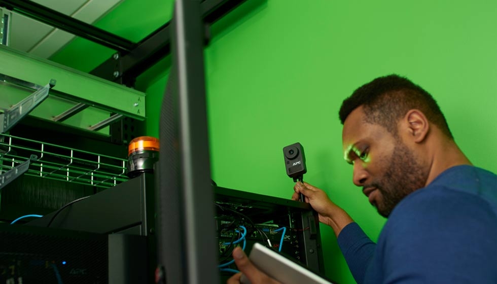 Camera pods that integrate with specific NetBotz appliances to aid intrusion detection and help maintain compliance