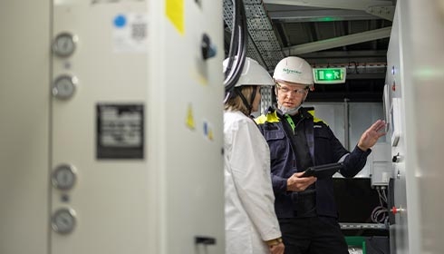 service technicians identifying the power quality optimization strategy