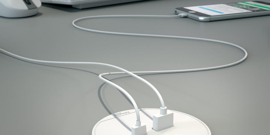 USB-uttag montorat i bord med två kontakter anslutna