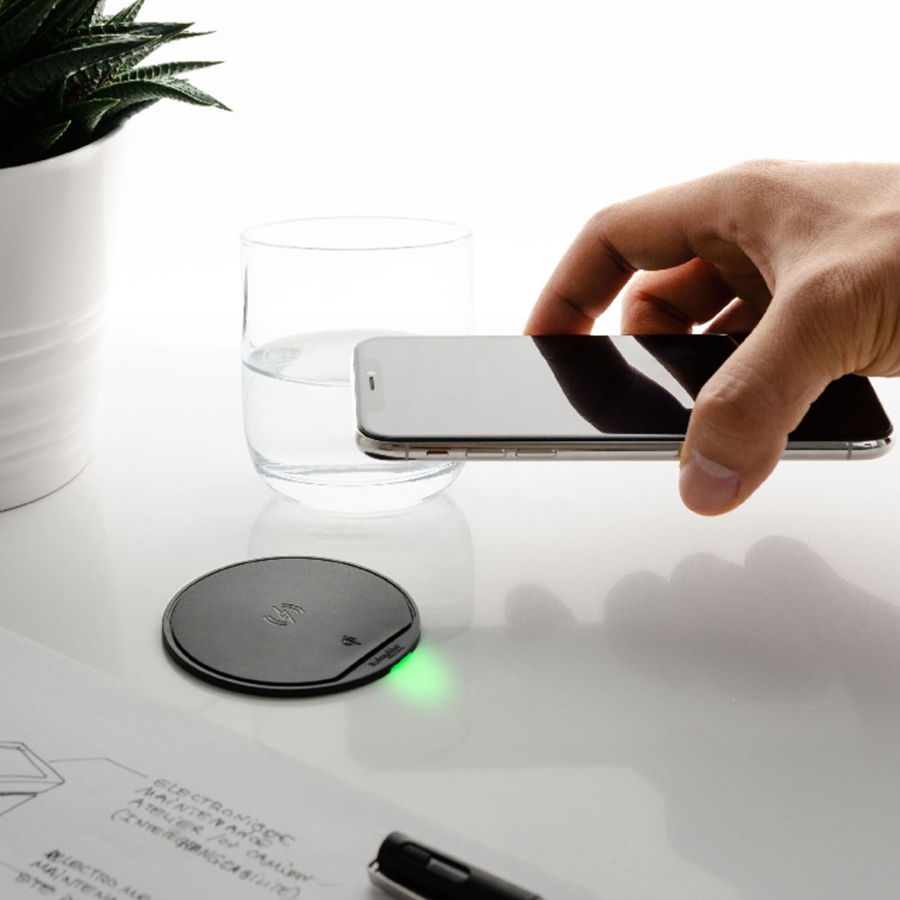 Desktop unit with Qi wireless charger enables charging without a socket at all