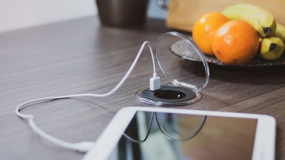 Socket with lid for table or bench mounting