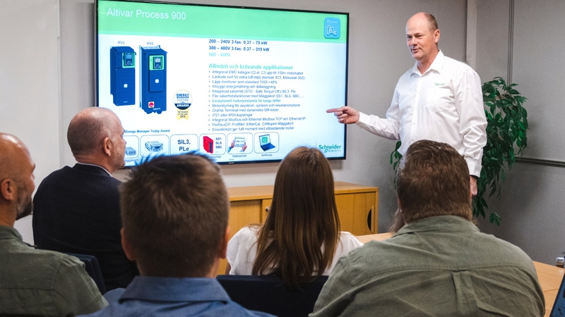 Dan Lott, Sales at Schneider Electric conducting a training with Modern Elteknik personell.