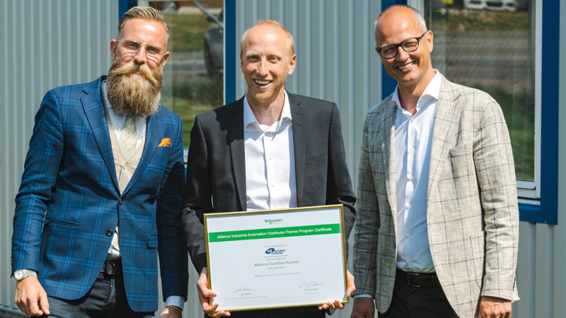 Peter Andersson, Jan Johannesson from Modern Elteknik and Jan Kaihoej from Schneider Electric show the partner certification.