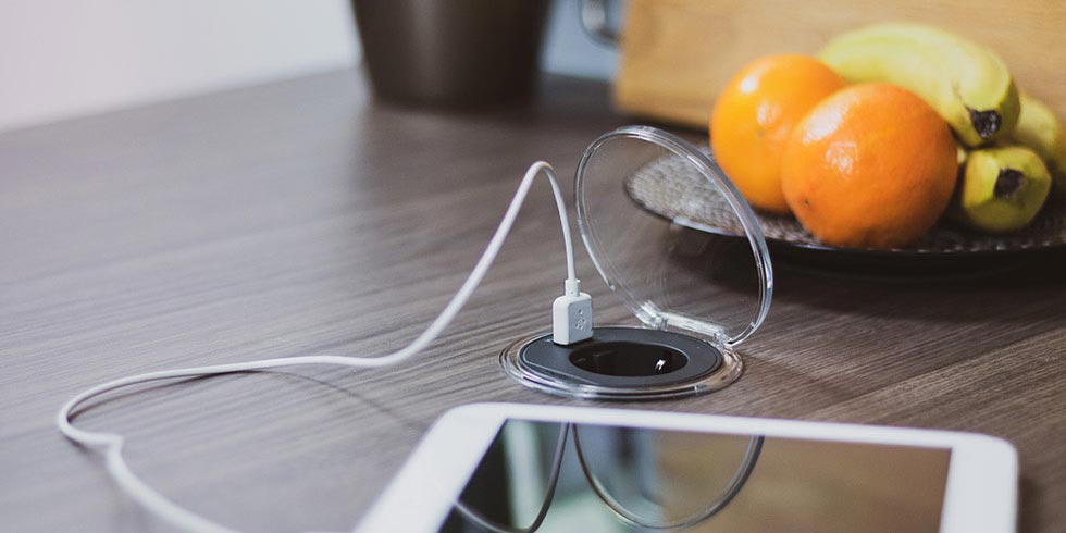 Unica System, uttag i bordsskiva, tablet som laddas med USB-kabel