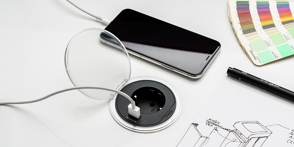 Bordsenhet med uppfällt lock, anslutning och mobil