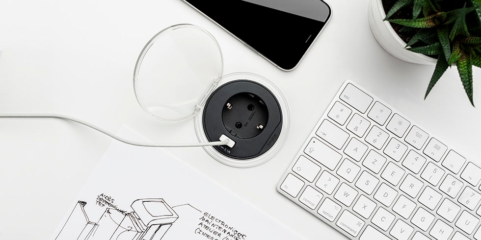 Bordsenhet med uppfällt lock, anslutning, mobil och tangentbord