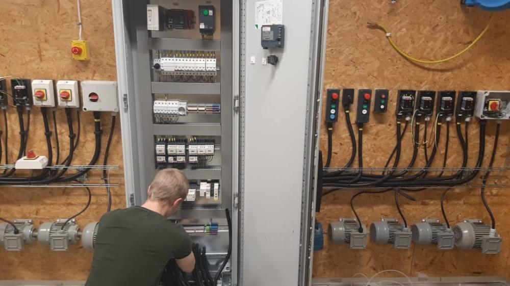 Schneider Electric och Bäckadalsgymnasiet förbereder blivande automationstekniker för  industri 4.0