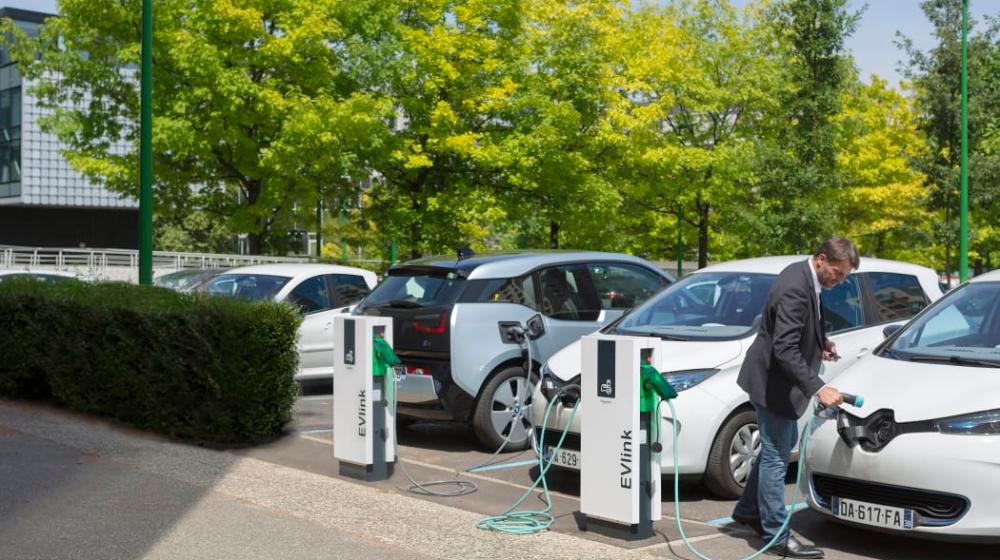 Marknaden för elbilar växer – Hedin Bil investerar i 250 laddningsstationer från Schneider Electric