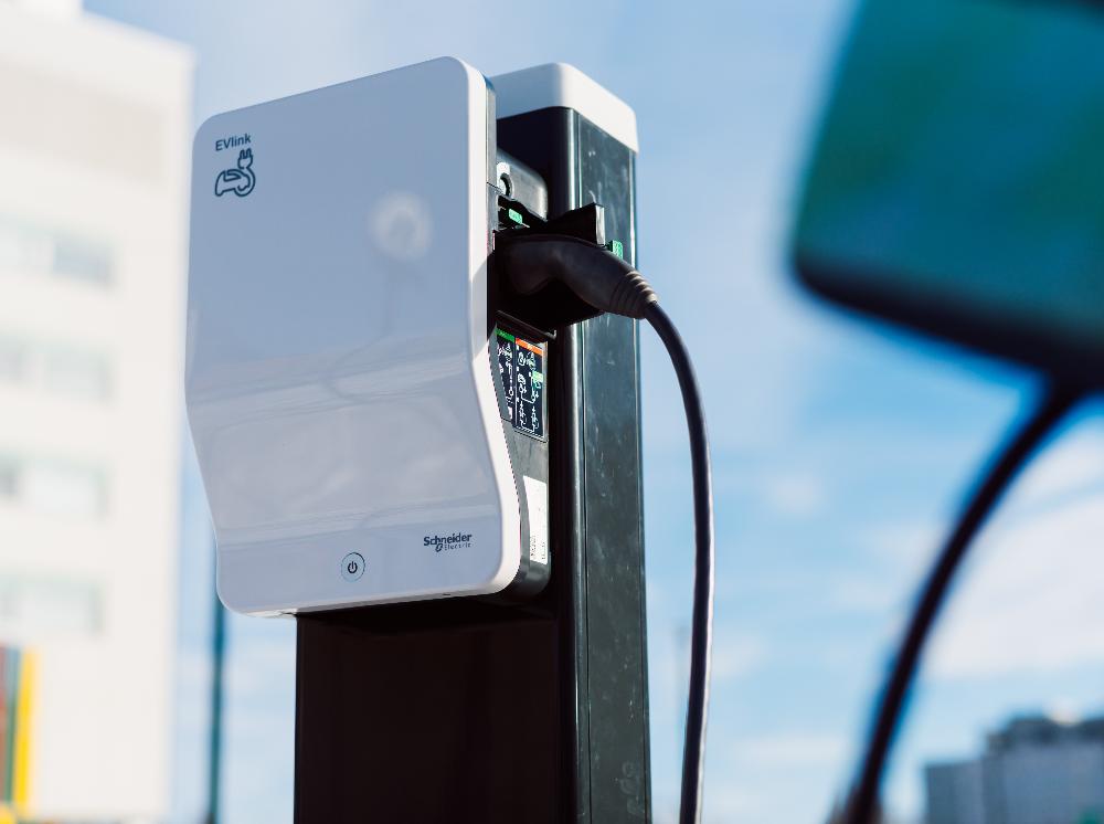Hedin Bil investerar i 250 laddningsstationer från Schneider Electric