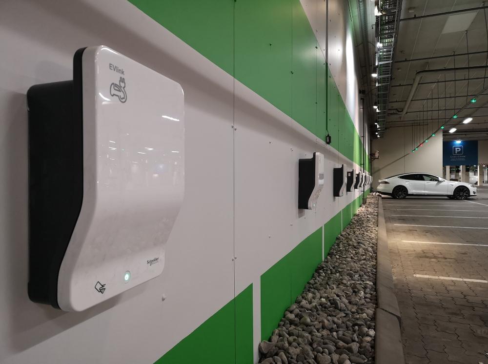 Hedin Bil investerar i 250 laddningsstationer från Schneider Electric
