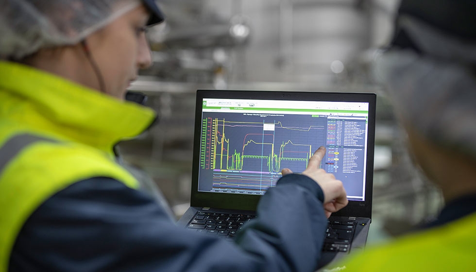 on-site service team monitoring digital twin performance with modern software