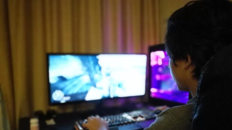 women is working on desktop 