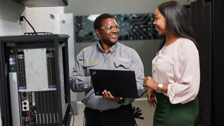 two services technicians analyzing the single-phase UPS optimization possibilities