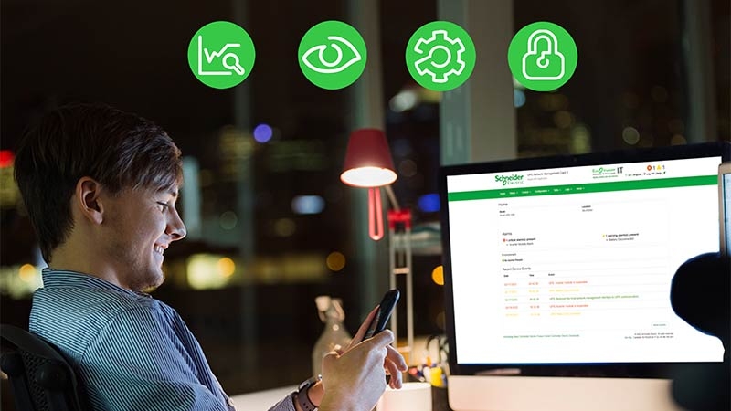 Inimene telefoni vaatamas