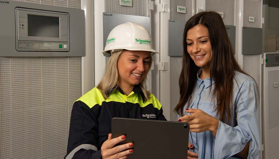 kaks naist vaatavad tahvelarvutit