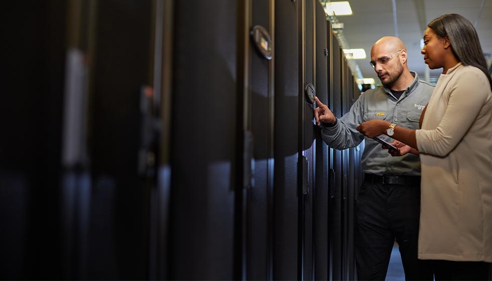 kaks isikut kontrollivad andmekeskust