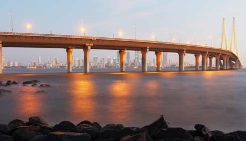 Le Bandra-Worli Sea Link est le très célèbre pont de Mumbai qui a été construit afin de relier le nord et le sud de cette ville insulaire.
