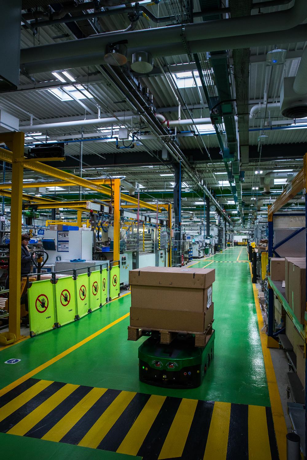 Un véhicule à guidage automatique sur le site Schneider Electric du Vaudreuil (.jpg)