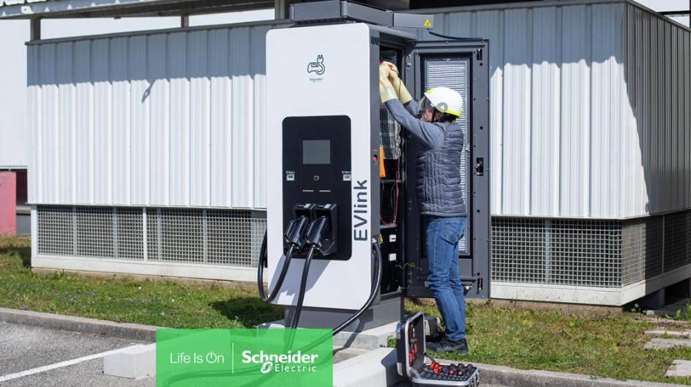 Schneider Electric a équipé la 1ère station de recharge rapide de C-car