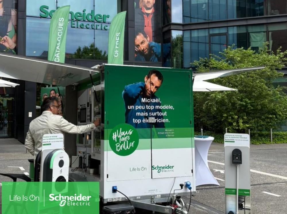 Schneider Electric va à la rencontre de ses clients à travers deux dispositifs mobiles qui sillonnent la France : la Route Verte et les Innovation Days AirSeT