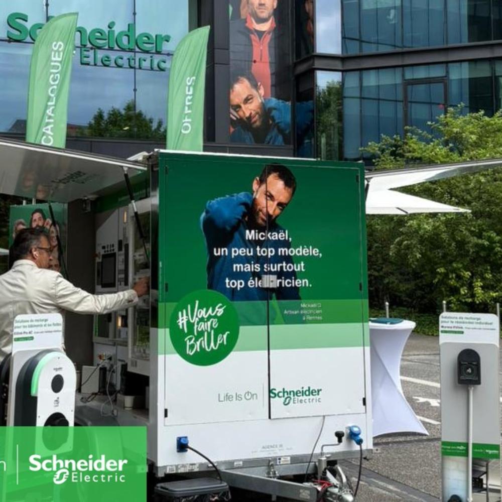 Schneider Electric va à la rencontre de ses clients à travers deux dispositifs mobiles qui sillonnent la France : la Route Verte et les Innovation Days AirSeT